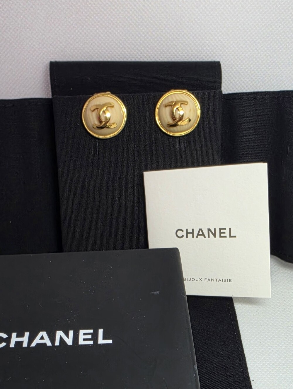 Authentic CHANEL Gold Plated CC Logos Beige Round Vintage Clip Earrings